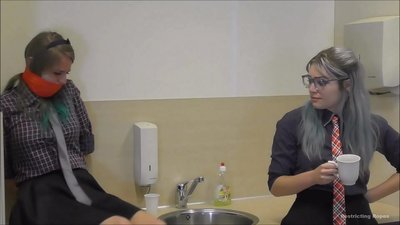 વ્યસની / બાંધેલી અને ગગડી ગયેલી / તકલીફમાં લેડી