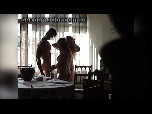 ❤️ લૈંગિક મિત્રો તેની સાથે એક વિશાળ માણસ અને એક થ્રીસમને આમંત્રિત કરે છે ❌  સેક્સ  ❤